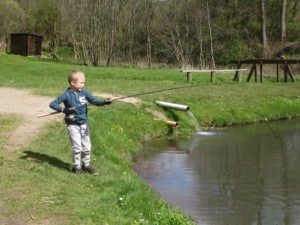 dreng fisker ved børnesøen